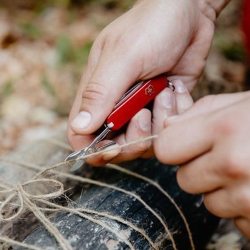 Scyzoryk Victorinox Huntsman 1.3713 15 funkcji, czerwony