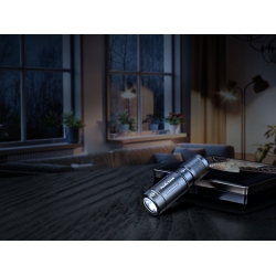 Latarka LED Fenix E02R czarna