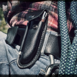 Nóż kieszonkowy Laguiole z rękojeścią z drewna różanego, z czarną pochewką i ostrzałką