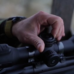 Celownik noktowizyjny noktowizor HIKMICRO by HIKVISION Alpex 4K LRF z uchwytem pod IR