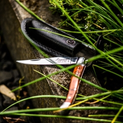 Nóż kieszonkowy Laguiole z rękojeścią z drewna różanego, z czarną pochewką i ostrzałką