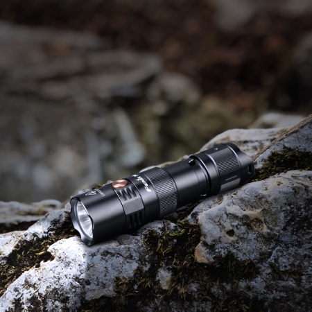 Latarka taktyczna LED Fenix PD25R czarna
