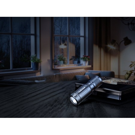 Latarka LED Fenix E02R czarna